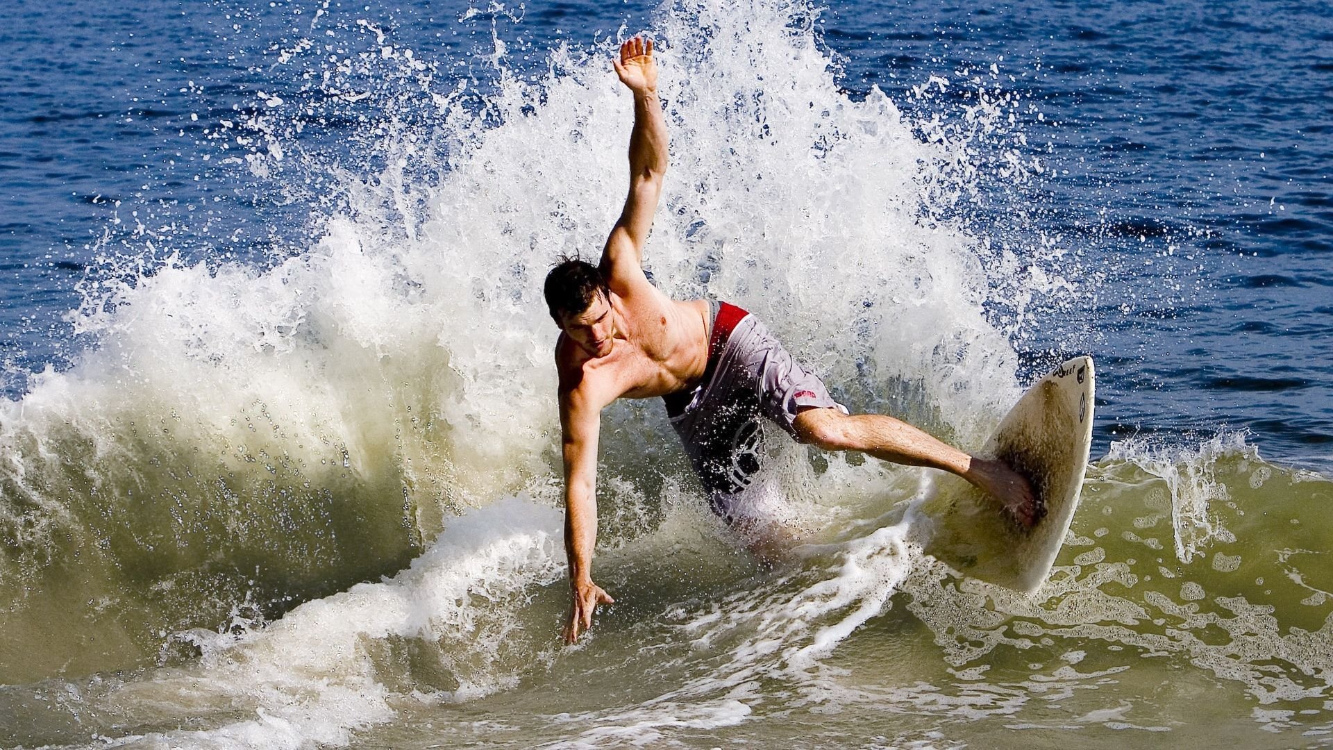 开云体育直播-红牛新翼破长空，塞恩斯一停战术击溃雷诺的不败神话