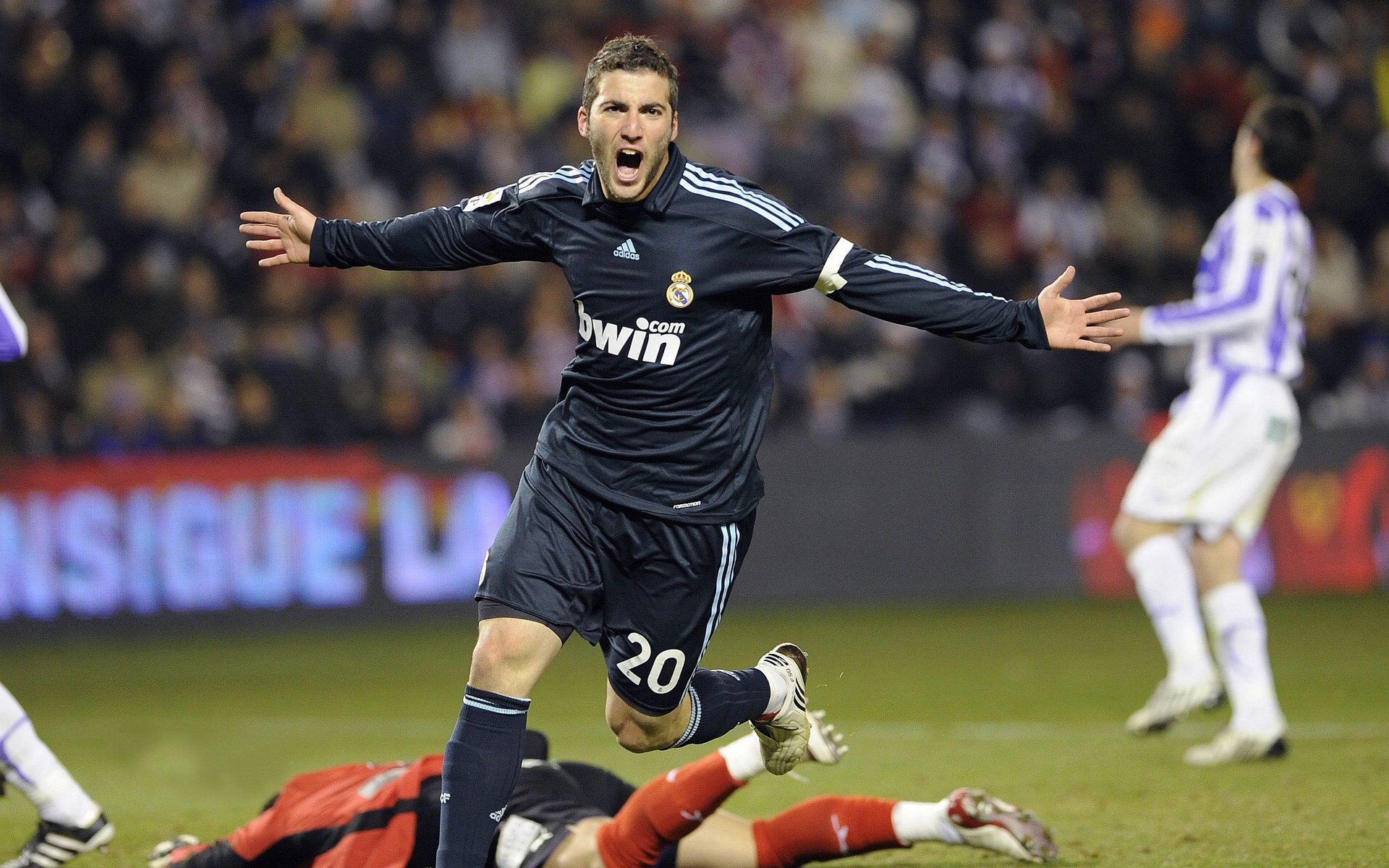 开云体育直播-雨夜伊斯坦布尔,当卡塞米罗为蓝桥扛起十字军旗